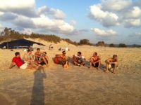 תמונה של מארגנים לבד מסיבת רווקים בחוף הים