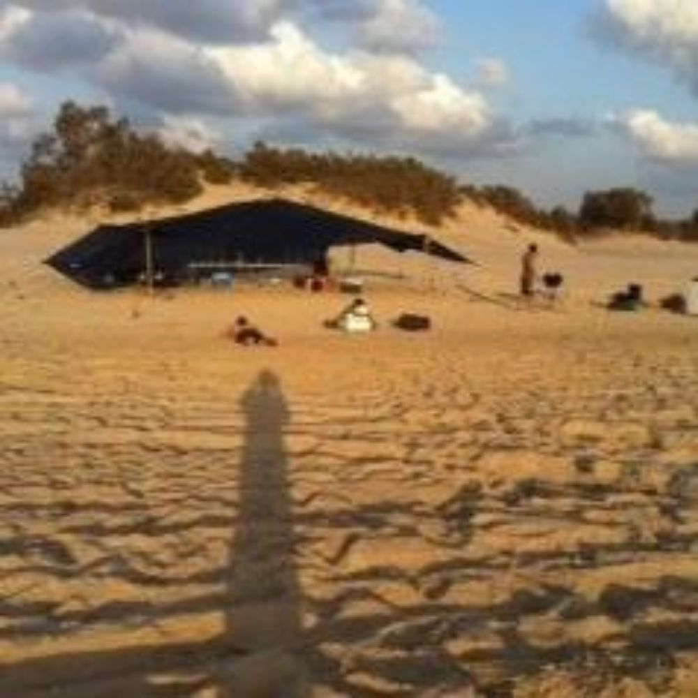 תמונה של מארגנים לבד מסיבת רווקים בחוף הים