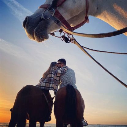 תמונה של טיול רומנטי על סוסים בחוף מכמורת