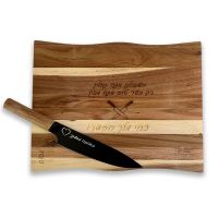 תמונה של משטח עץ עם סכין שף מקצועית בחריטה