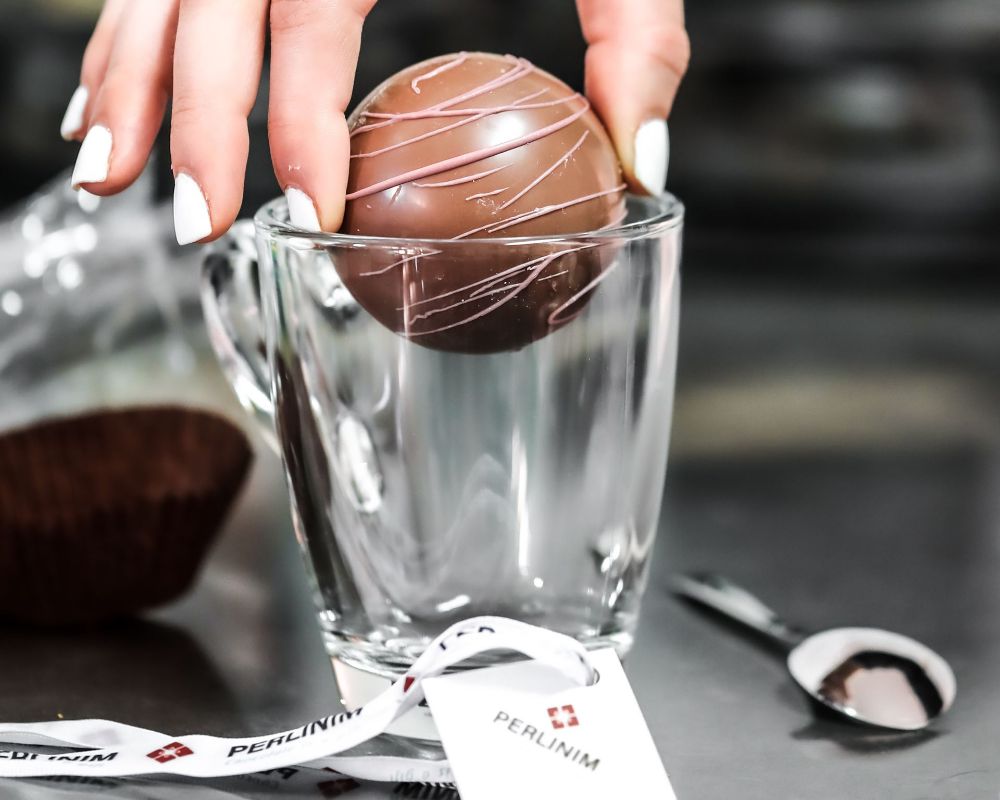 תמונה של שוקובומבס מטריפות | כדורי שוקולד ענקיים להכנת שוקו מרשמלו