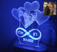 תמונה של מנורת עם תמונה בסגנון לבבות