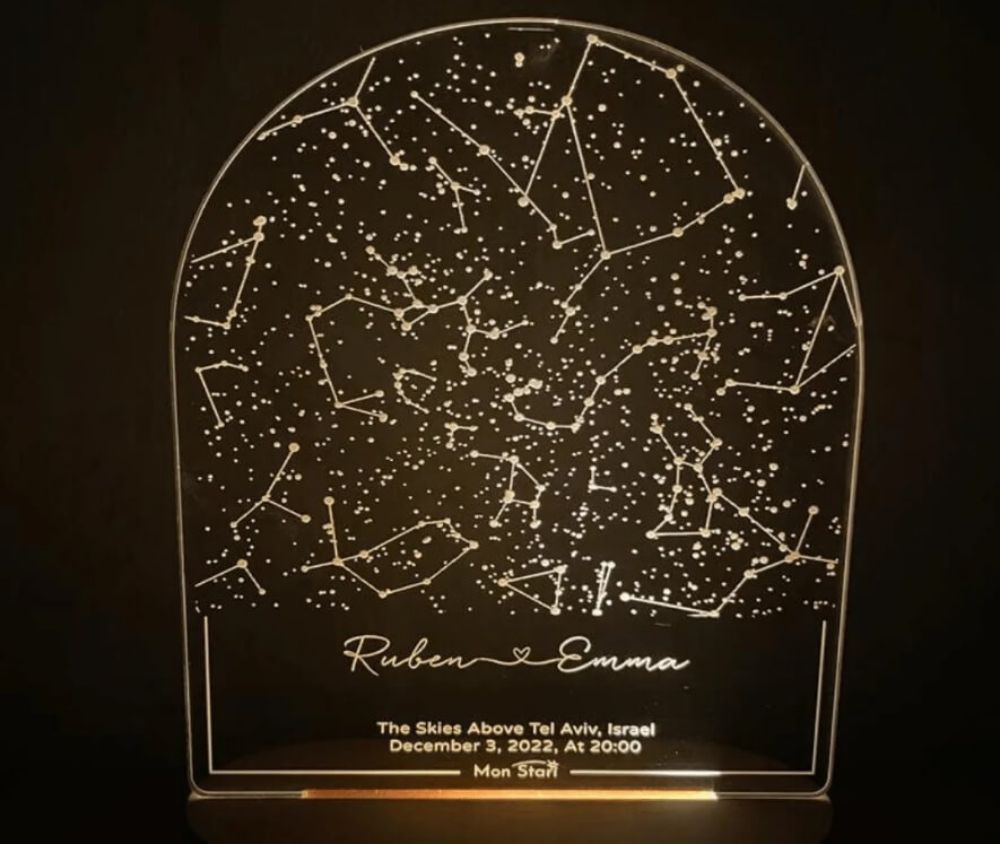 תמונה של סטארלייט - מנורת לילה עם חריטת מפת כוכבים לפי תאריך משמעותי