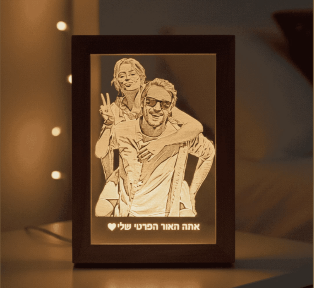 תמונה של מנורה עם תמונה חרוטה