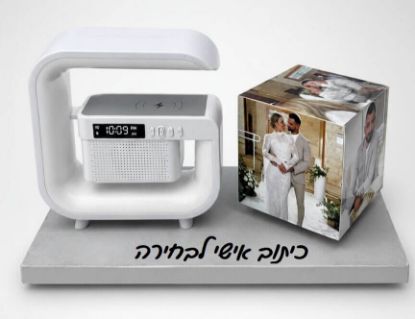 תמונה של קרוסלת תמונות עם מטען לטלפון